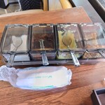 炭火ハンバーグ 肉焼き亭 - テーブル調味料