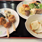 Paku Hoteru Miyabitei - 夕食バイキングで串揚げと餃子、サラダほか