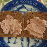 成城石井 - ガチョウのリエットを、ライ麦100％のドイツパンにつけて食べました