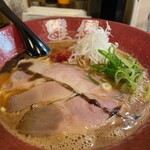 博多海老豚骨ラーメン 維櫻 - 綺麗な盛り付け♫