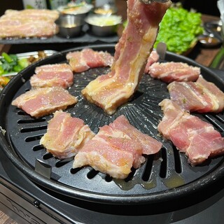 자랑하는 파 소금 삼겹살. 본점에서 20년 이상 사랑받은 맛