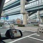 中華菜館 五福 - 店の前はこまどりうどんの本店とらららラーメン。
      らららラーメンは閉店のようです。
      なのでイエロースパイス福重店も閉店。