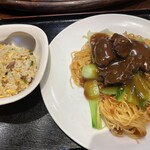 東亜食堂 - 牛バラ焼きそば+小炒飯セット