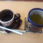 すし処 鮨賢 - 食後のホットコーヒー(左)とお茶