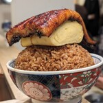 Unagi Kushi Ryouri Idumo - こちらデフォルトの鰻玉丼　2590円　総重量1キロ。