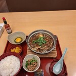 Joi Furu - 肉まし！すき焼き鍋定食うどん麺入りご飯大盛り、納豆