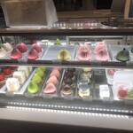 Fujifrance - 店に入って正面のショーケース　芸術品