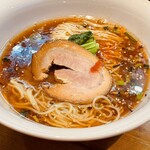 梟 - 焦がし醤油のラーメン！めっちゃうまい