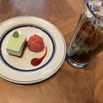 Dining & Bar LAVAROCK - ピスタチオケーキ　ラズベリーアイス　アイスコーヒー