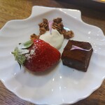 Strawberry Fields - サービスの苺と生チョコ♪