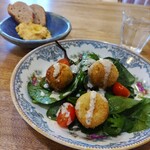 Strawberry Fields - ルッコラとヒヨコ豆のコロッケ、奥はフムスとパン