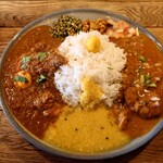 ハルダモンカレー - チキンとシーフードのあいがけ