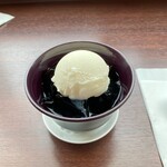 喫茶&BAR タビビトノサロン - コーヒーゼリーとミルクジェラート。コーヒーゼリーが美味しいのはもちろん、上のミルクジェラートも完璧。