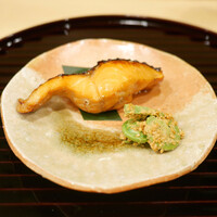 新ばし 笹田 - 「焼物」時鮭の幽庵焼き、コゴミ