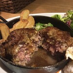 Karuniseria - 食いしん坊の肉屋が作るハンバーグ（ライス・ドリンク付）1,600円　厚み約5〜6cm、中央部はほどよいピンク色の分厚く丸いハンバーグ