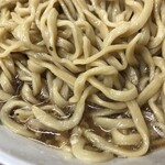 ラーメン二郎 - 濃い色の非乳化スープの割には麺の染まりは穏やか。