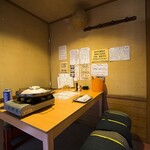 なごみや一夜 - 【　半個室　】　２～４名様の少人数、イスの半個室　（カーテン仕切り有り）　１卓のみ、席指定可