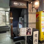 焼肉ダイニング GROW - ビル地下入口