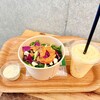 F&P Smoothie Cafe - 料理写真:スモークサーモンとクリームチーズのサラダ  マンゴーミルク