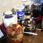 麺酒房 龍安 - 卓上調味料