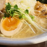 麺酒房 龍安 - 味玉1/2＆カイワレ大根