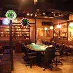 キープ ザ キー バイ ザ ホウ - アンティークアイテムが並ぶ店内