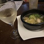 急ナ階段ノ上ノ ミドルレンジ - 牡蠣とブロッコリーのアヒージョ　ワイン