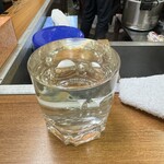 うなぎ 丸富 - 熱燗｡なみなみなのはありがたいけれど、最初の一口が気を使う｡