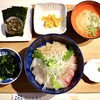 Hama No Nanahikari - 海鮮丼1,200円(2種900円＋1種追加300円)                        左下がサービスの朝どれワカメ