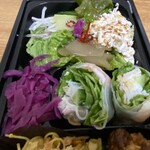 RF1 - 「1食分野菜が摂れるアジアンサラダ弁当」の海老の生春巻きと紫キャベツのマリネ
