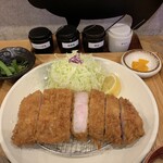 豚肉料理専門店 とんかつのり - 上ロースかつの断面はうっすらとピンク色('24/02/08)