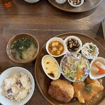 とんとん - おかず多いからご飯少なめにしてもらった