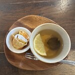 とんとん - 食後は、ホット梅ジュース！オレンジとバナナミニクレープ付き