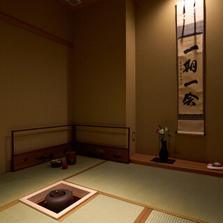 鮨コースの後は、茶室で【お抹茶・お菓子でおもてなし】