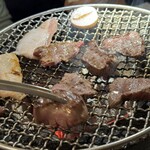 Sumibiyakiniku Horumon Warau Kado Niha Niku Kitaru - 