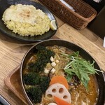 スープカレーGARAKU - やわらかチキンレッグと野菜（1380円）+チーズonライス（120円）+揚げブロッコリー追加（120円）