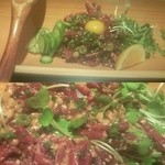 博多フードパーク 納豆家 粘ランド - 馬刺しの納豆ユッケ\980。出て来た状態（上）では分かりませんが、混ぜると（下）中からひきわり納豆が