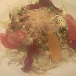 博多フードパーク 納豆家 粘ランド - 和風クリームチーズ納豆。納豆とチーズ、そして果物や野菜のドレッシングの味わいなど、納豆の味を引き立てる工夫が光ります