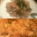 博多フードパーク 納豆家 粘ランド - 納豆家チャーハン\680。ご飯物の人気商品（上）。中を開けてみると（下）、納豆が形のまま入っており、少し糸を引く感覚がナイス