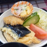 Shokudou Hamakaze - はまぐりのフライ。野菜には卓上にドレッシングあります。