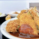 Kamon - ひとくちロースカツと書いてますが
                      赤身のヒレ肉でした(ひとくちサイズじゃなーい◎)