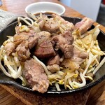 北の酒場 食うかい - ＊ラム肉鉄板（¥750）