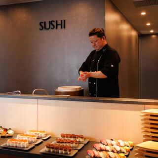 壽司廚師在現場廚房烹調最美味的壽司