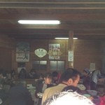 谷川米穀店 - 空いたテーブルに座ります．混んでいるので譲り合いの精神で．