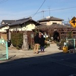 山越うどん - 道路の向かい側から，出口付近をぱちり．