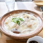 仏生山温泉 - 小鍋は、白味噌仕立てでして
            お野菜、豚肉、エビが入ってます