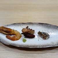 梅田 鮨処いこう - 刺身(左から赤海老醤油漬け、煮蛸、しめ鯖)