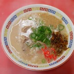 とんとん - とんこつラーメン (税込)750円 に無料の高菜、紅しょうが、にんにく、すりごまトッピング！ (2024.02.08)