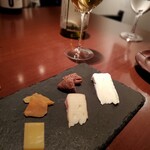 WINE SALON R - チーズ3種盛り合わせ～コンテ(フランス産)、マンステール(フランス、アルザス産)、カマンベールチーズ(フランス産)、マンゴーと無花果のドライフルーツ
                        