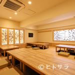 Koube Kyouzen Tsubasa - 余計な装飾を省いた店内は、木目を活かした清潔感のある空間